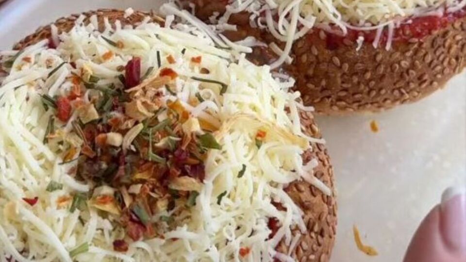 Для начинки возьмите 100 г колбасы