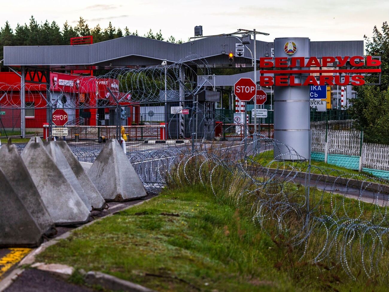 Инженерные сооружения установили на неработающих пунктах пропуска с Беларусью, Россией и "в некоторых других местах"