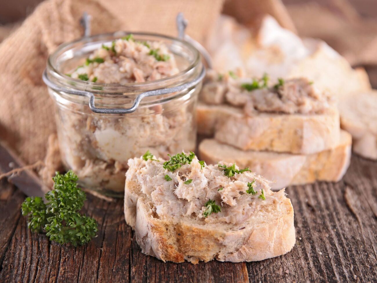 Для паштета понадобятся 700 г свиной печени и 800 г свинины