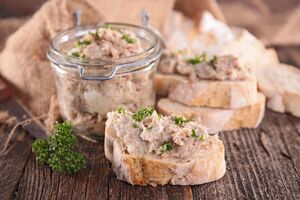Для паштета понадобятся 700 г свиной печени и 800 г свинины