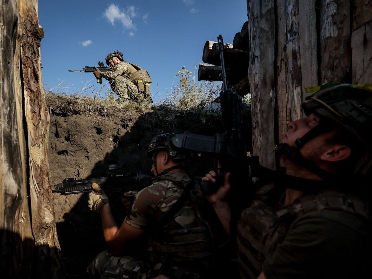 Украинские военные активно противостоят врагу на фронте, освобождая от оккупантов населенные пункты