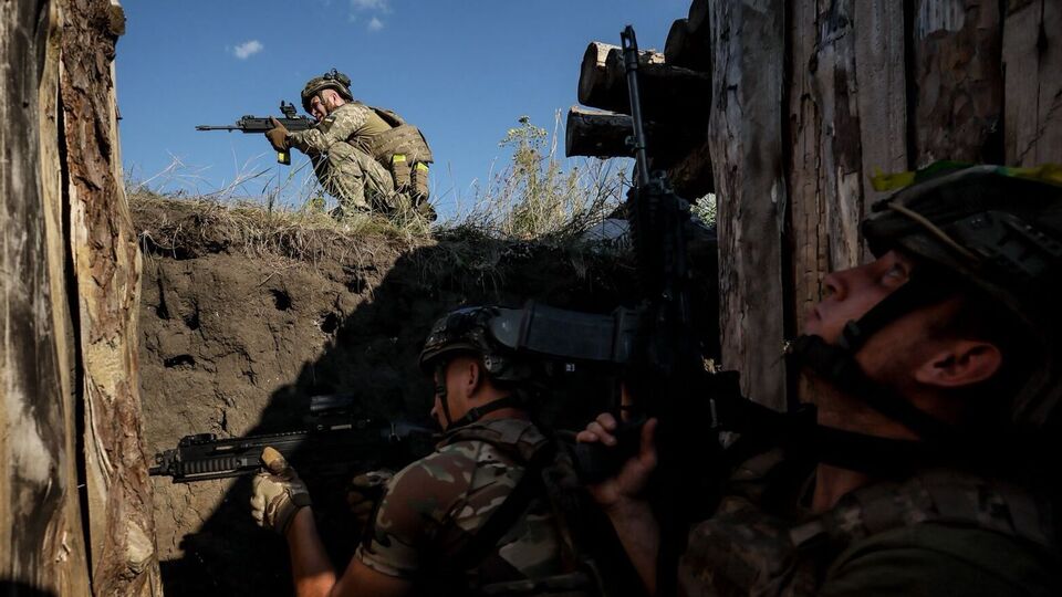 Украинские военные активно противостоят врагу на фронте, освобождая от оккупантов населенные пункты