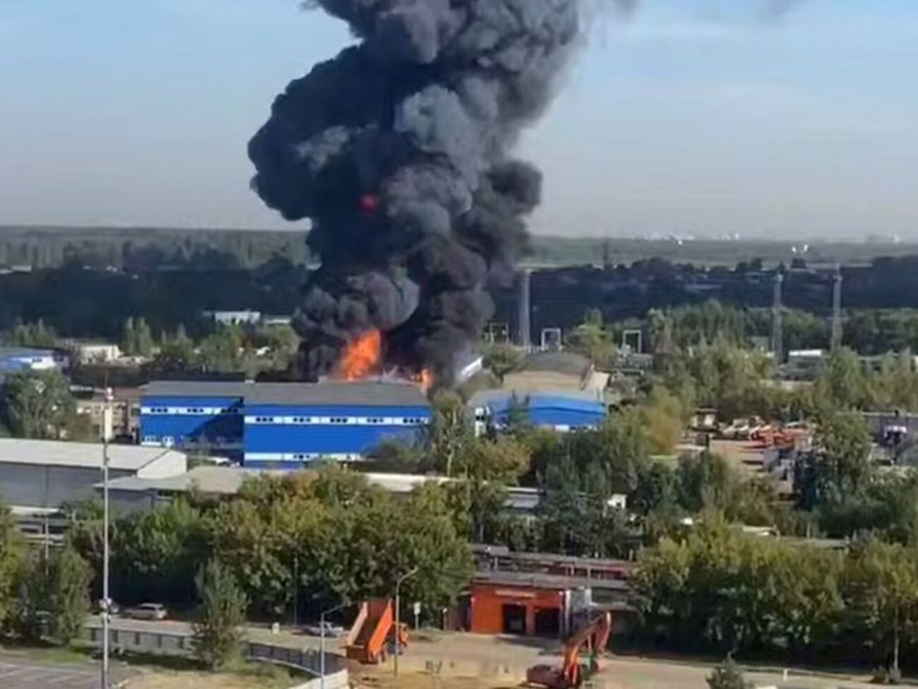 Над складами поднимается густой дым