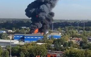 Над складами поднимается густой дым