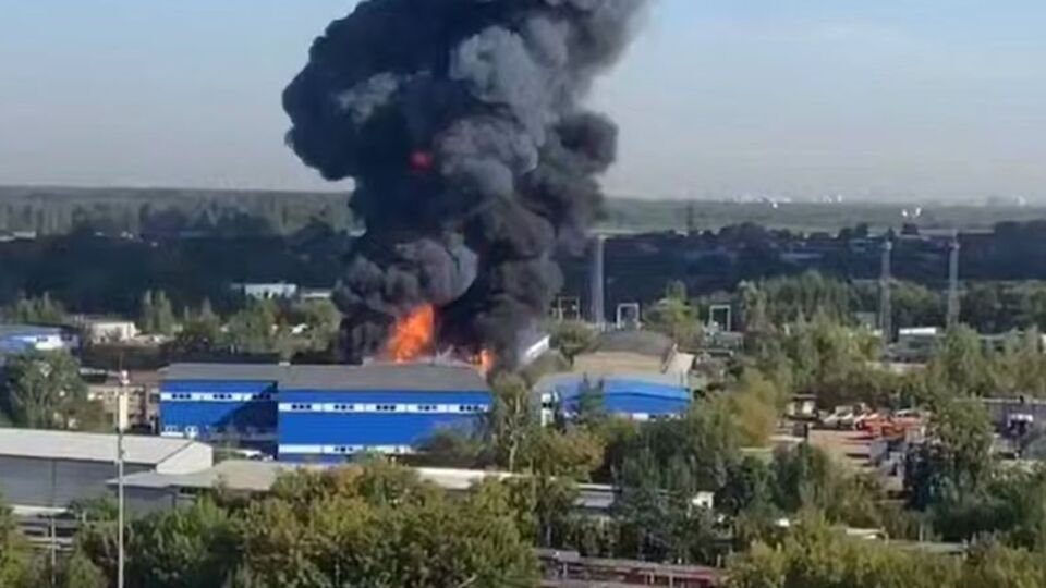 Над складами поднимается густой дым