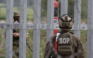 Туск и фон дер Ляйен совершили визит на польско-белорусскую границу, несмотря на предупреждения служб безопасности, рассказал премьерПольши