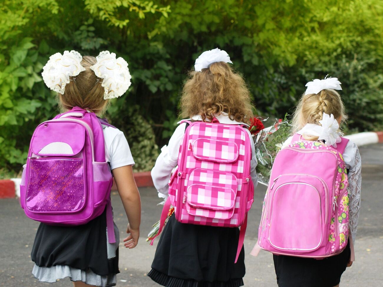 Фотографии детей могут представлять угрозу безопасности и приватности, считает Лубинец