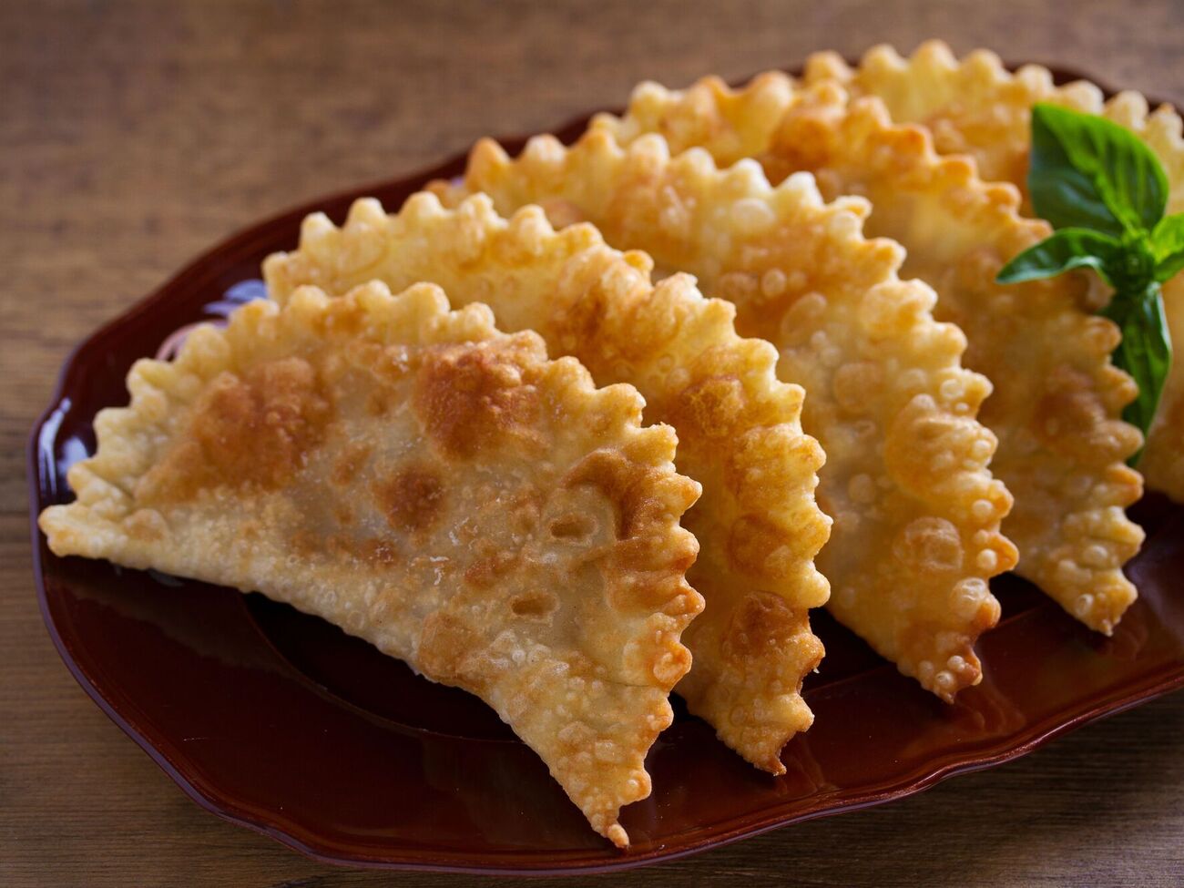 В тесто влейте 10 мл водки