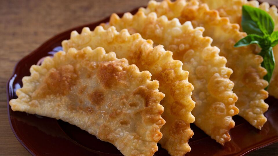 В тесто влейте 10 мл водки