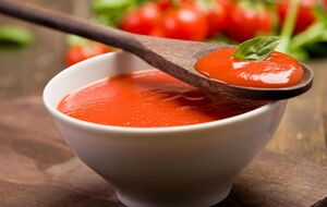 К соусу добавляют базилик