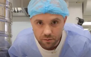 Кацурин заверил, что для приготовления блюд в его заведении больше не используют сырые яйца