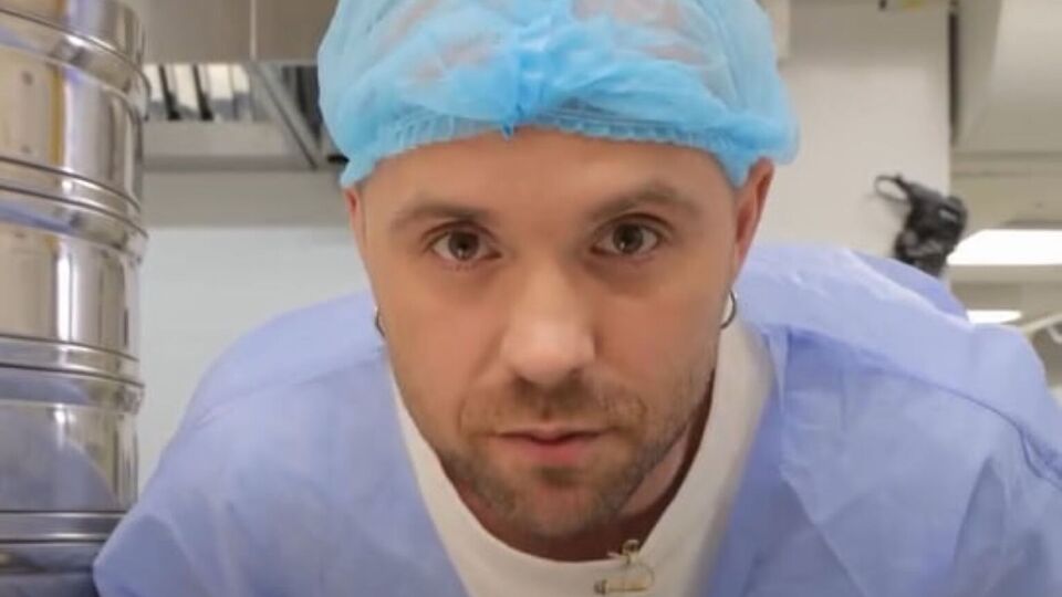 Кацурин заверил, что для приготовления блюд в его заведении больше не используют сырые яйца