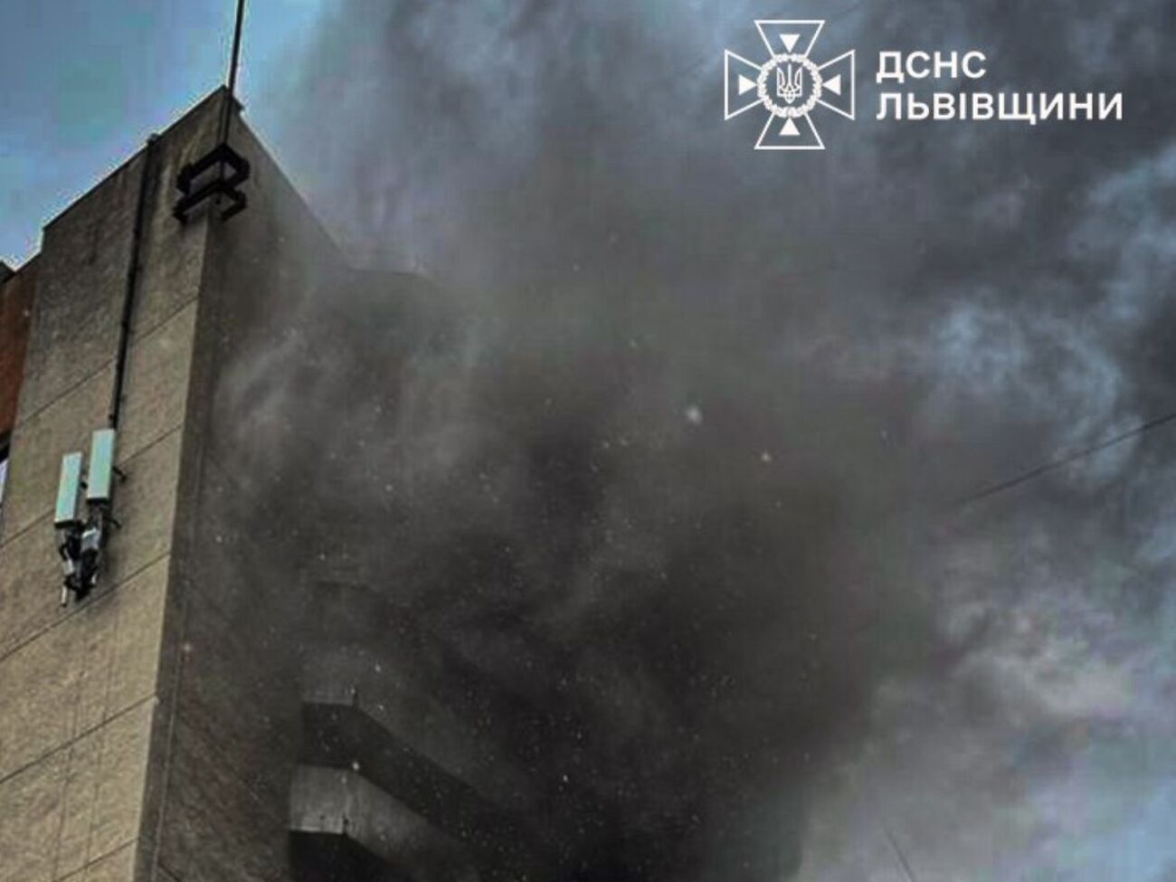 Из задымленного здания эвакуировали 11 человек