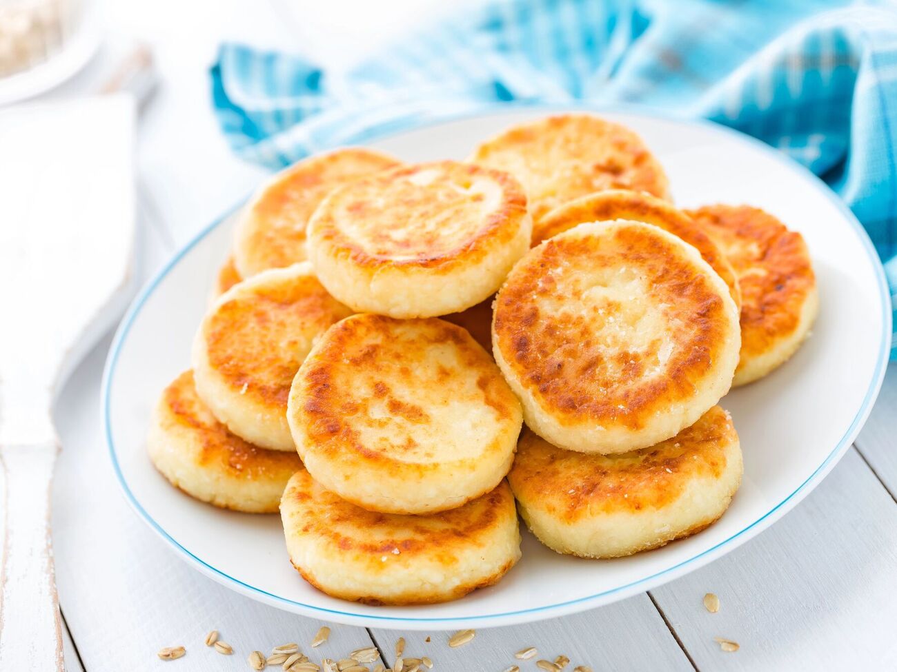 Для сирників знадобиться 700 г кисломолочного сиру