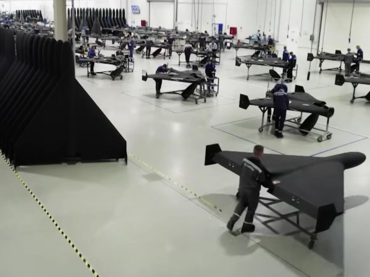 За словами Бескрестнова, міна під крилом дрона має магнітний детонатор і реагує на техніку поруч