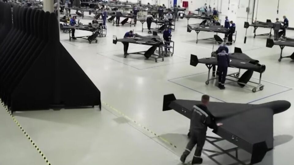 По словам Бескрестнова, мина под крылом дрона имеет магнитный детонатор и реагирует на технику рядом