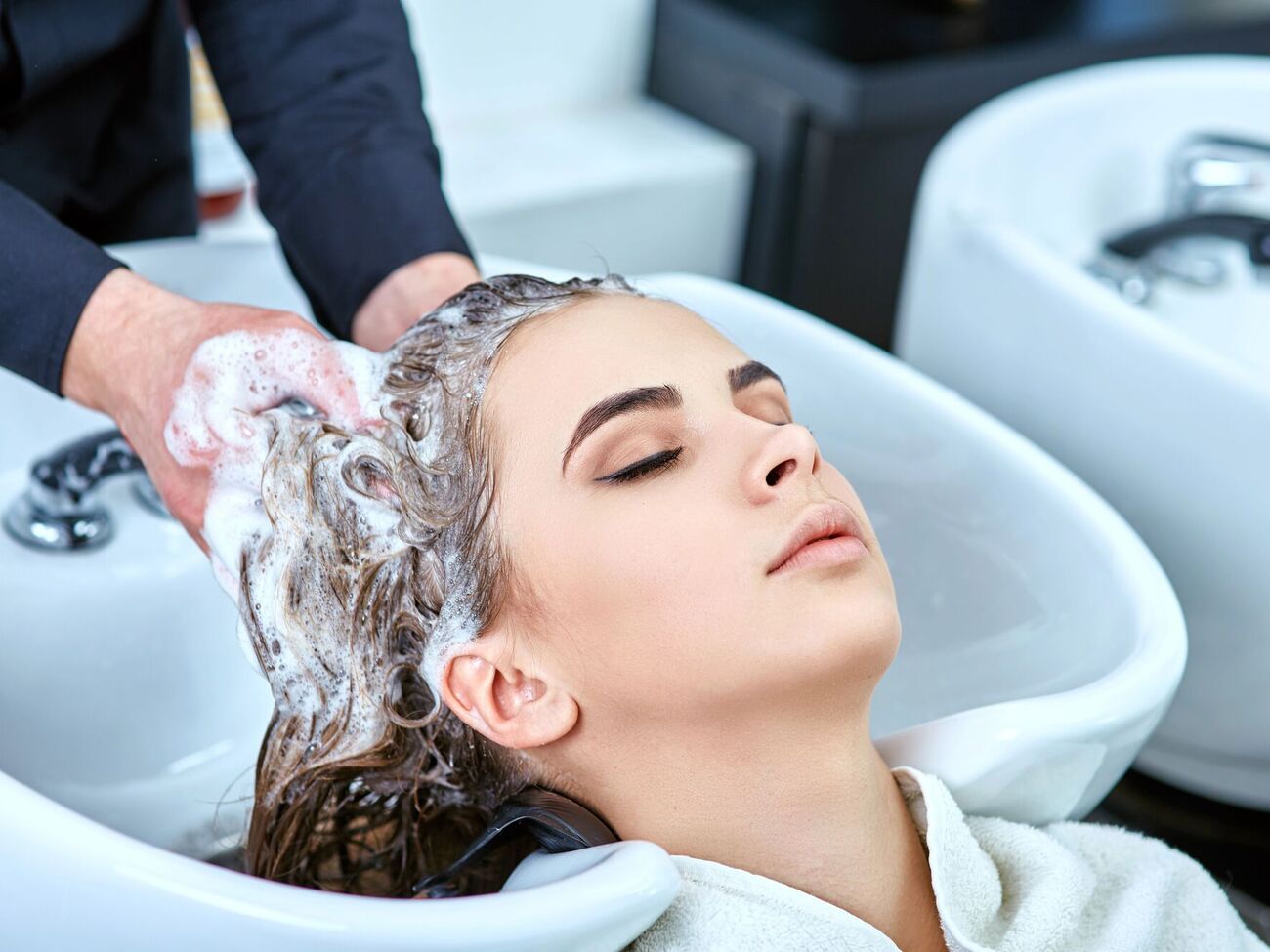 Через 30 дней без мытья головы начнется себорейный дерматит, а волосы начнут выпадать клочьями