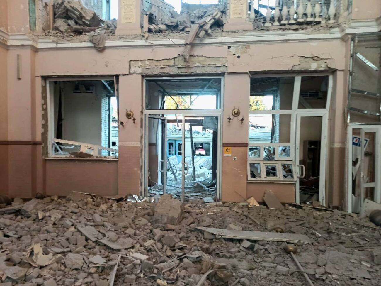 После обстрела вокзал в Лозовой закрыли