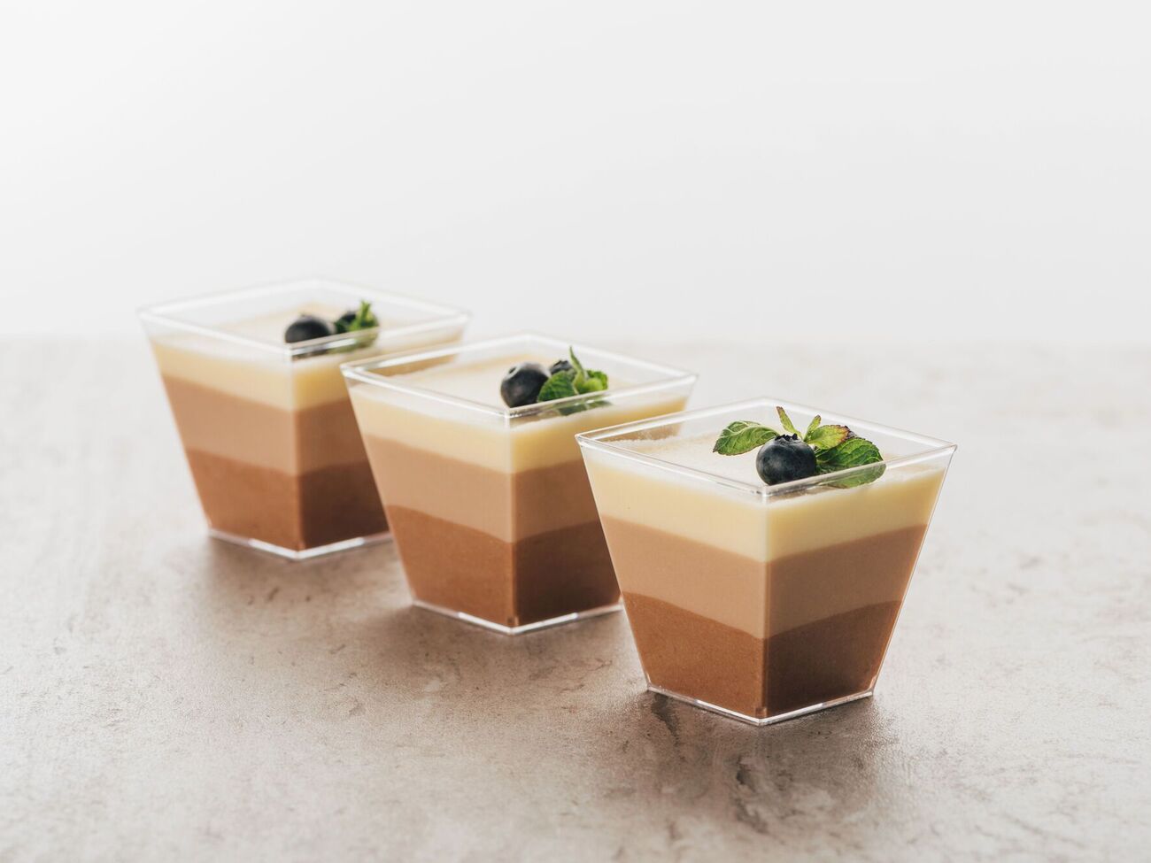 Десерт можно украсить ягодами