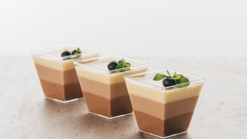 Десерт можна прикрасити ягодами