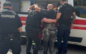 В результате взрывы пострадали трое правоохранителей и подозреваемый