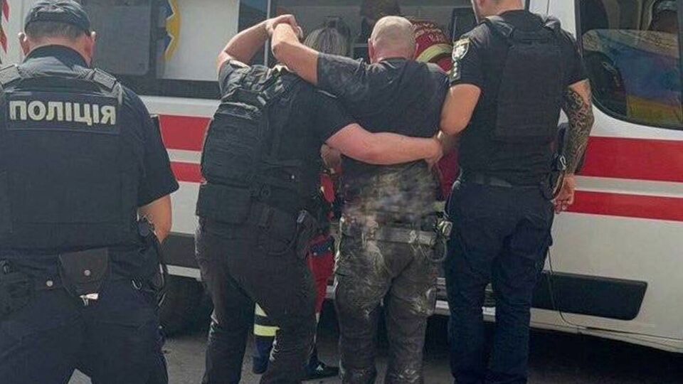 Унаслідок вибуху постраждали троє правоохоронців і підозрюваний