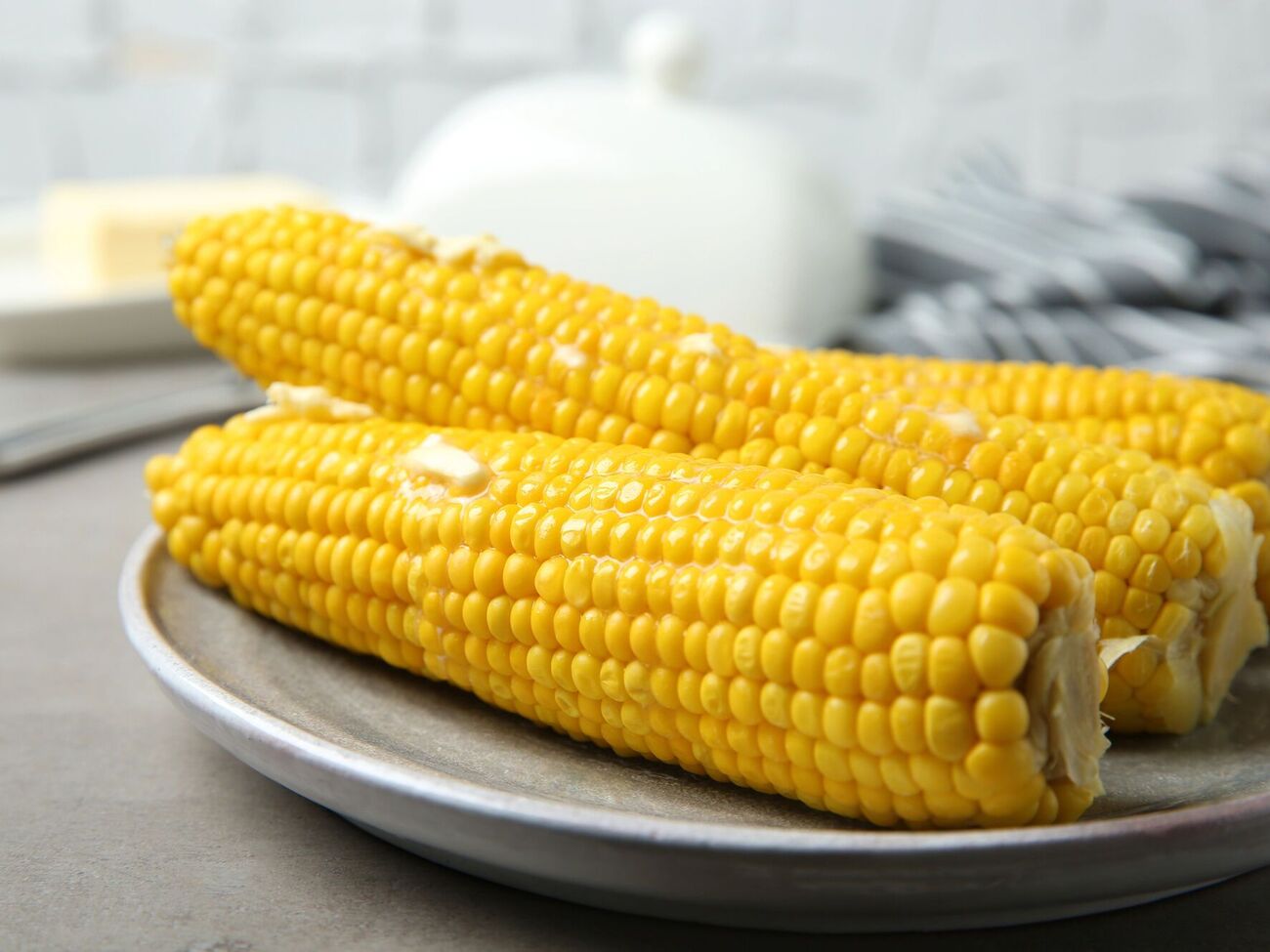 Разогрейте духовку до 220 °C и выпекайте кукурузу, выложив ее на противень, в течение 30 минут