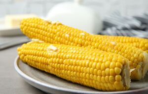 Розігрійте духовку до 220 °C і випікайте кукурудзу, виклавши її на деко, протягом 30 хвилин