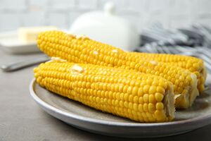 Разогрейте духовку до 220 °C и выпекайте кукурузу, выложив ее на противень, в течение 30 минут