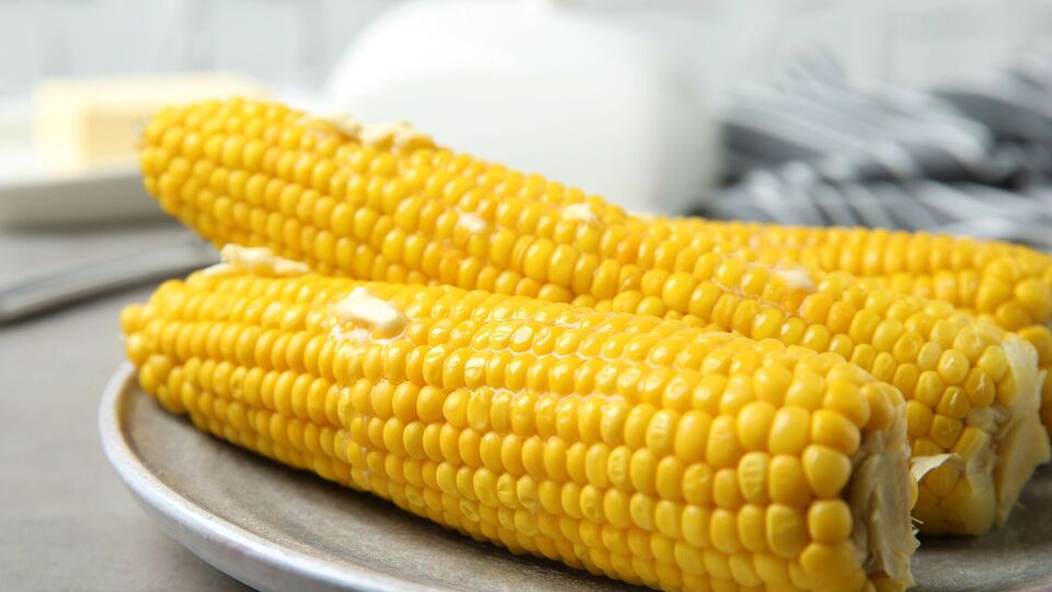 Розігрійте духовку до 220 °C і випікайте кукурудзу, виклавши її на деко, протягом 30 хвилин