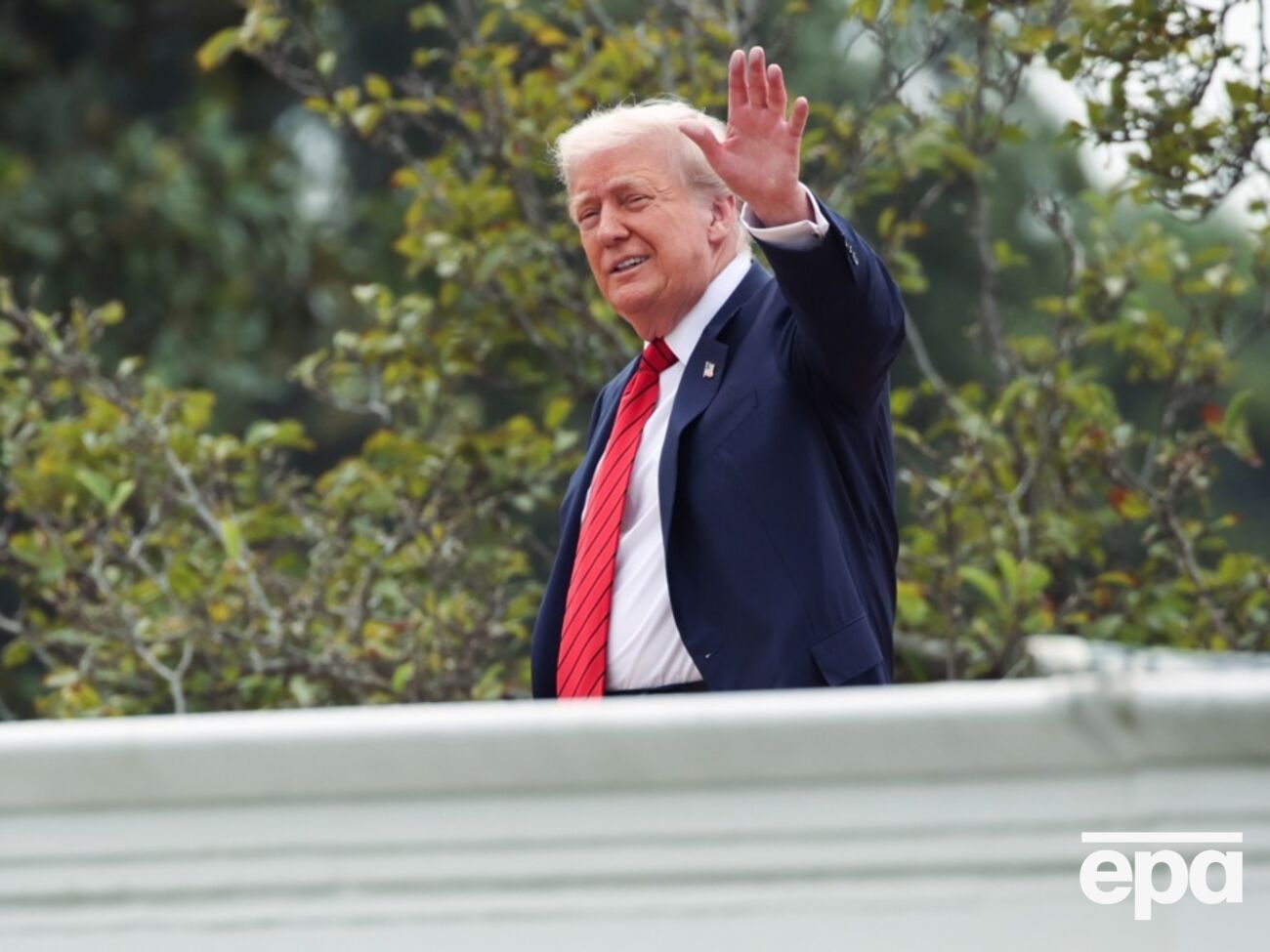 Трамп прогулявся дахом над кімнатою для брифінгів Білого дому