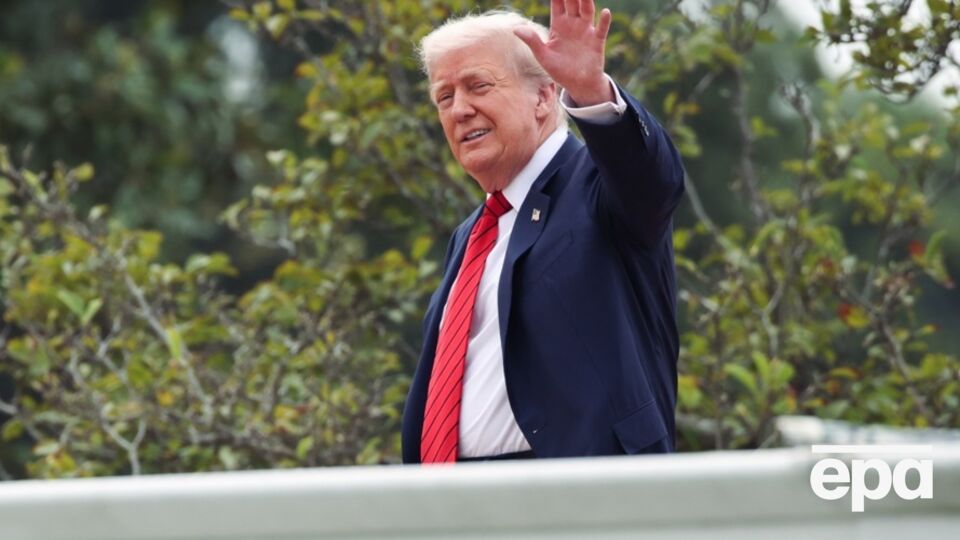 Трамп прогулялся по крыше над комнатой для брифингов Белого дома