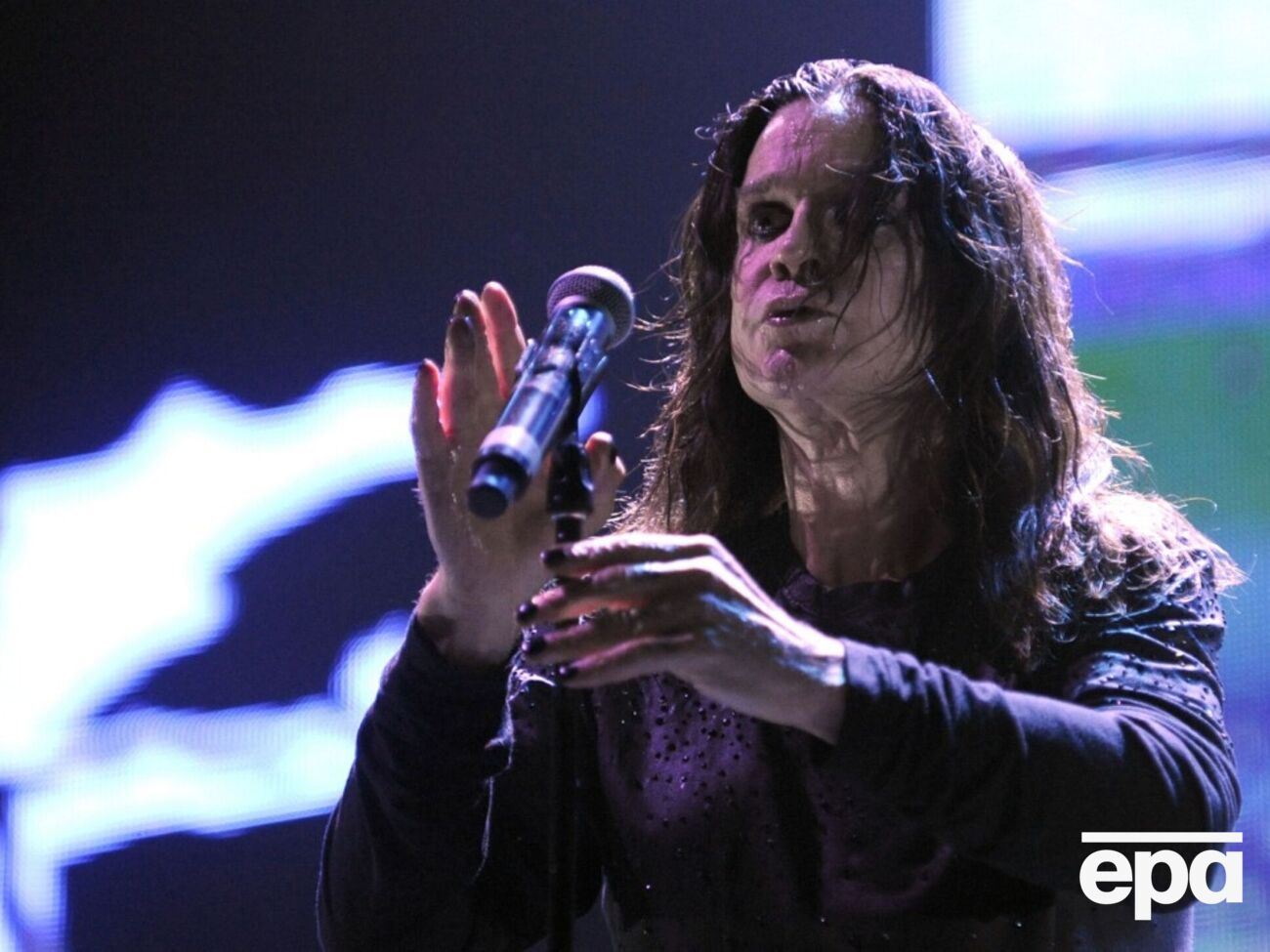 Осборна поховали поряд з озером біля його будинку в Бакінгемширі