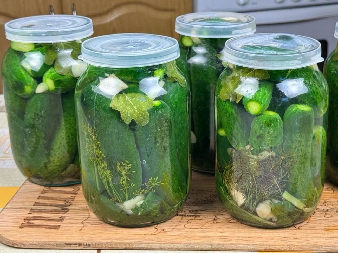 В банки с огурцами обязательно нужно добавить укроп и чеснок