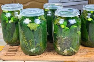 В банки с огурцами обязательно нужно добавить укроп и чеснок