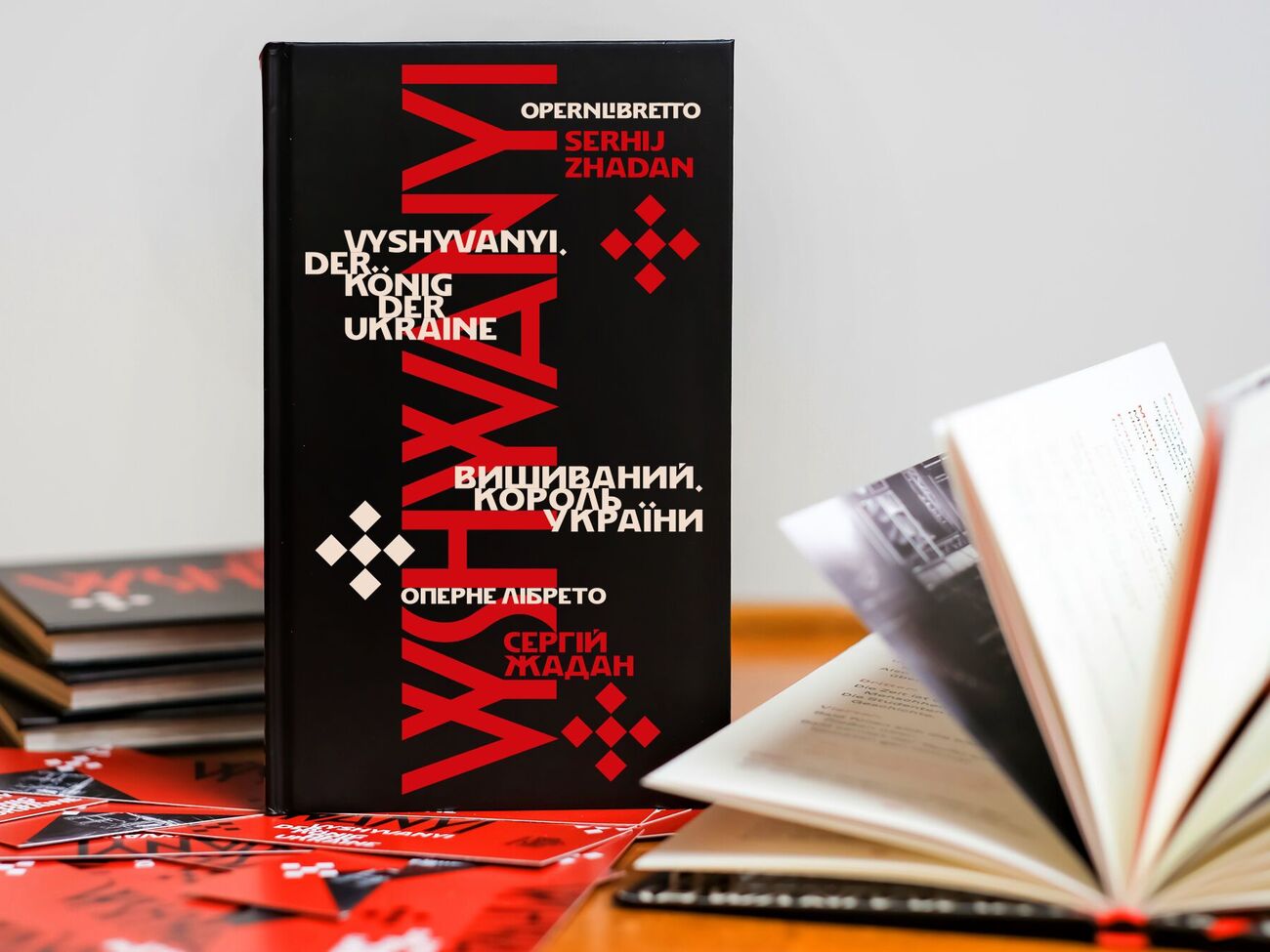 Преамбулу к книге написал внук последнего императора Австро-Венгрии Карл фон Габсбург