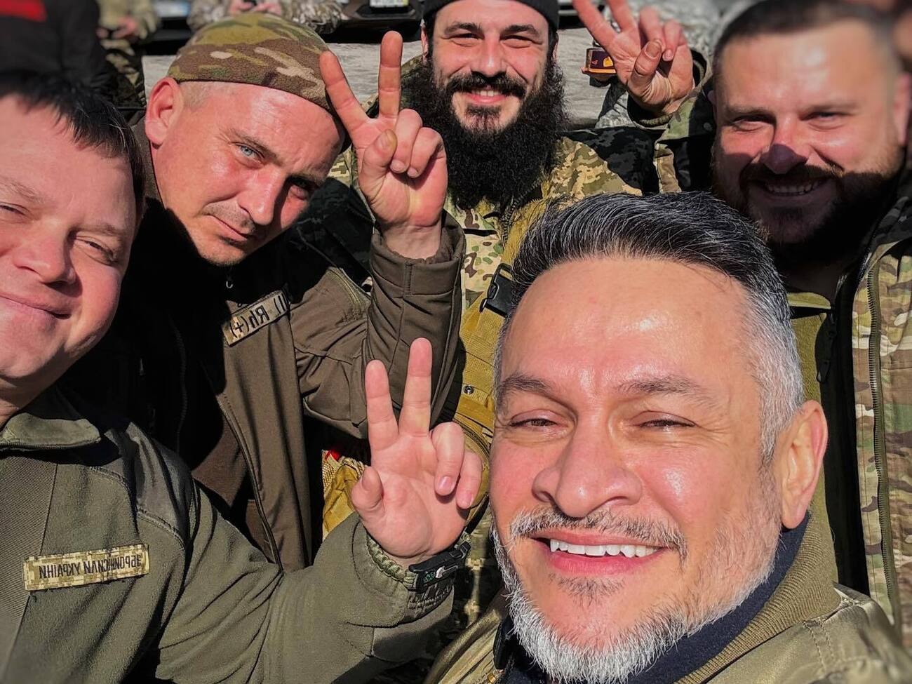 Хименес-Браво (внизу справа) присоединился к военным учениям