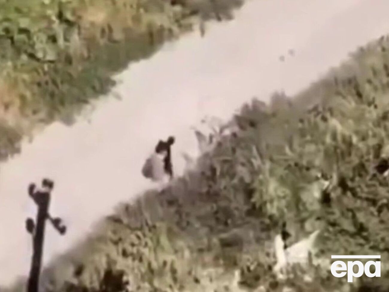 Мужчина шел по обочине дороги, держа в руке чемодан с остатками личных вещей, добавляет Офис генпрокурора