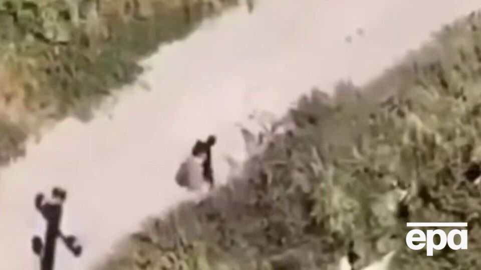 Чоловік ішов узбіччям дороги, тримаючи в руці валізу з рештками особистих речей, додає Офіс генпрокурора