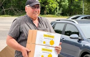 Фонд Рината Ахметова предоставил переселенцам продуктовую помощь в хабе в Днепре