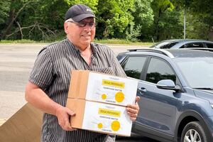 Фонд Рината Ахметова предоставил переселенцам продуктовую помощь в хабе в Днепре