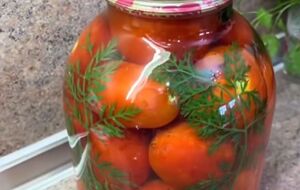 Накрывать банки c помидорами теплым пледом не нужно