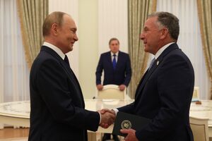 На опубликованных кадрах Путин кратко поприветствовал спецпосланника США