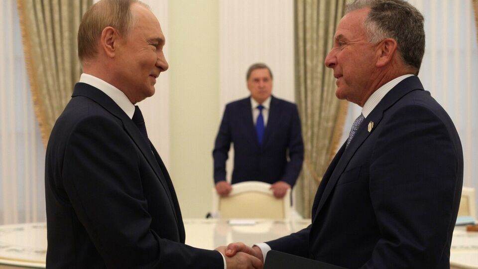 На опубликованных кадрах Путин кратко поприветствовал спецпосланника США