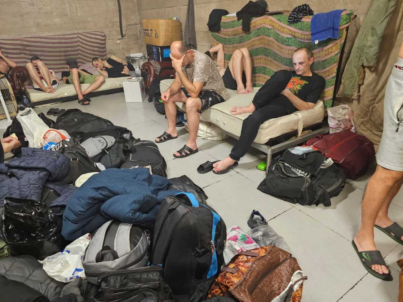 Сейчас в подвальном помещении грузинского пограничного пункта пропуска "Дариали" находятся 96 граждан Украины