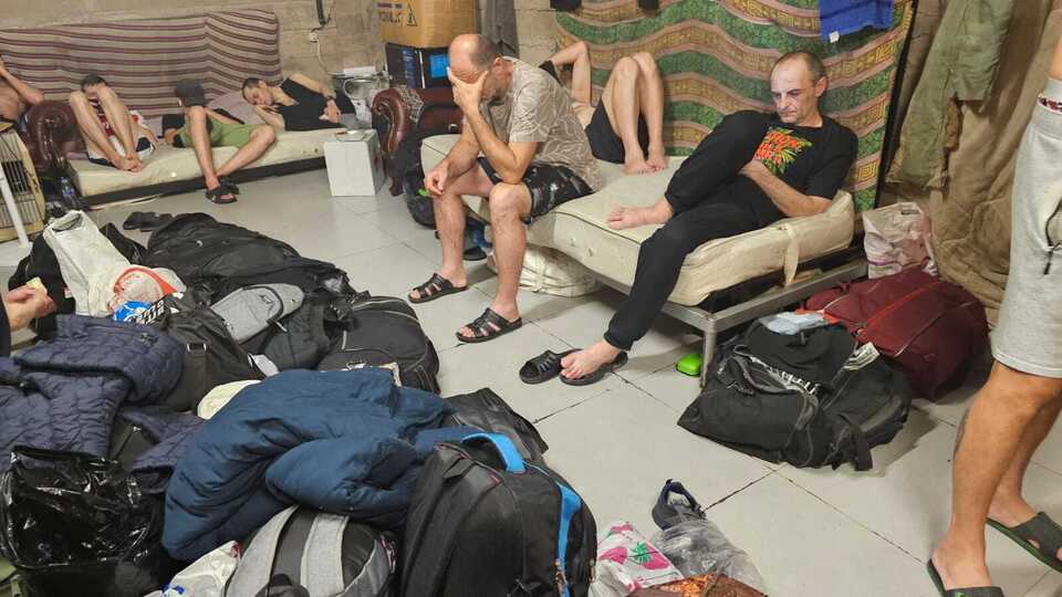 Сейчас в подвальном помещении грузинского пограничного пункта пропуска "Дариали" находятся 96 граждан Украины