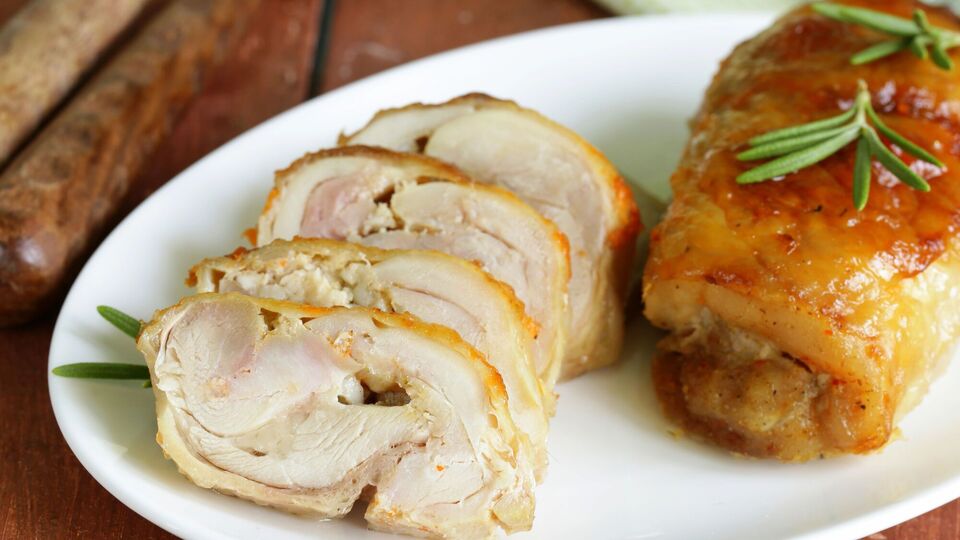 Для рулета понадобится 500 г филе или бедра индейки