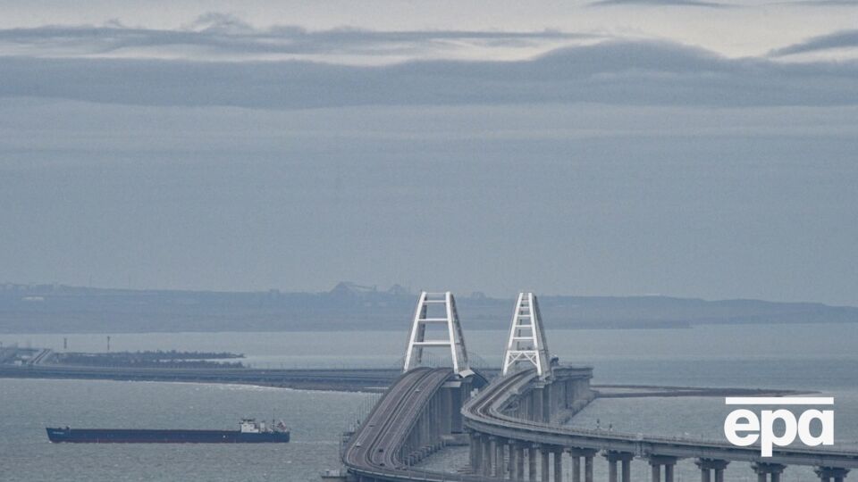 Після вибухів у Криму перекрили міст