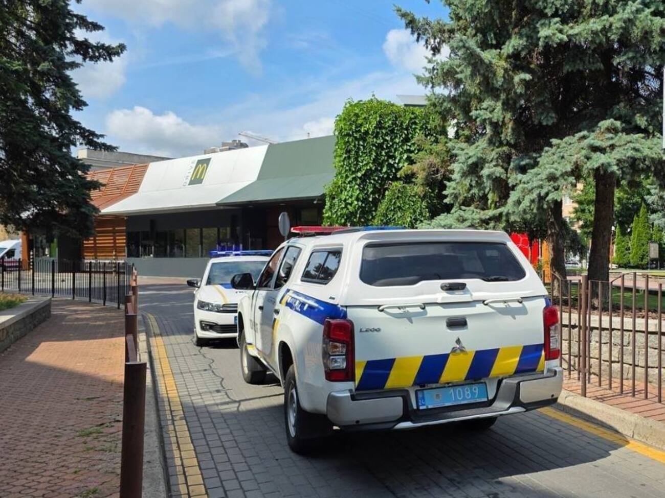 У заведения стоят машины полиции