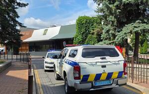 У заведения стоят машины полиции